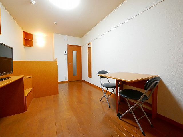 レオパレスＡＱＵＡ　ＢＬＵＥの居間・リビング|こちらのリビングで趣味の時間をお楽しみください