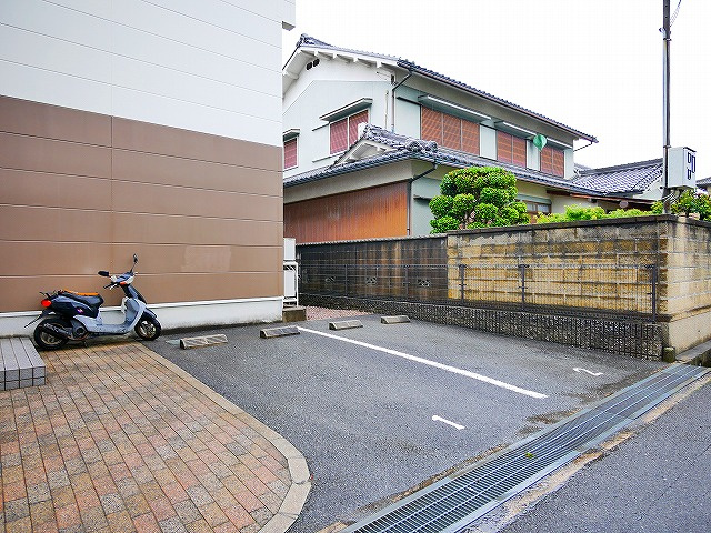 レオパレスＡＱＵＡ　ＢＬＵＥの駐車場|カースペースがあります