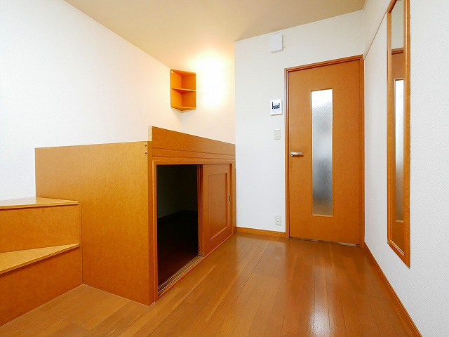 レオパレスＡＱＵＡ　ＢＬＵＥの洋室|明るい洋室です