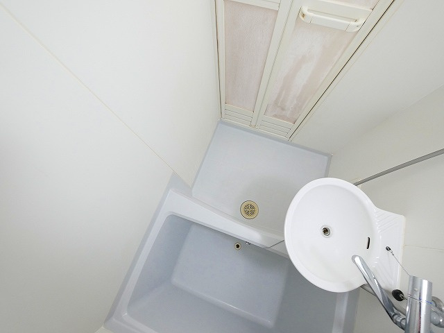 レオパレスＡＱＵＡ　ＢＬＵＥの浴室|コンパクトで使いやすいお風呂です