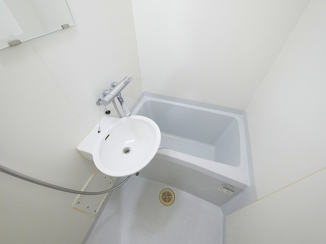 レオパレスＡＱＵＡ　ＢＬＵＥの浴室|日々の疲れを癒すお風呂付です