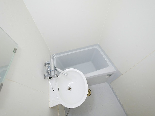 レオパレスＡＱＵＡ　ＢＬＵＥの洗面所|ゆったりとスペースのある洗面所