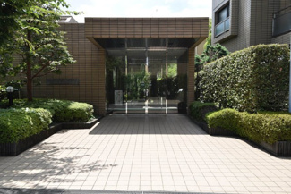【エントランス】 | マンションの正面エントランス。出入りする人間を癒してくれるマンション入り口であり、その建物の「顔」でもあります。～即日のご見学可能～　お問合せはお気軽にどうぞ。

