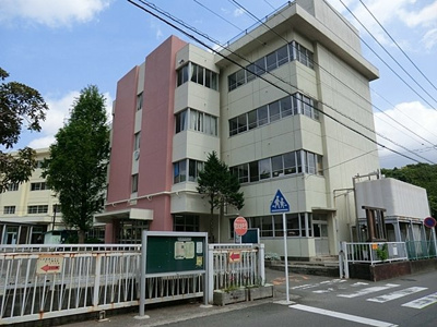 逗子市立久木中学校まで550ｍ