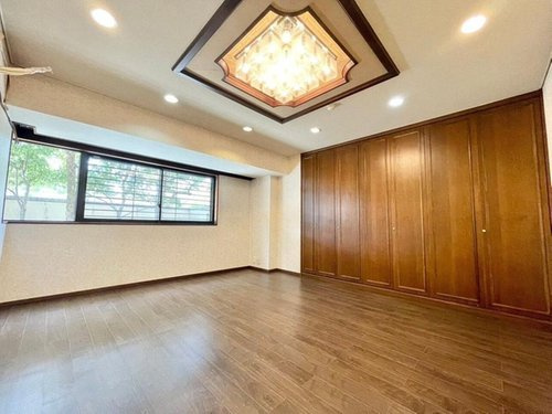 【洋室】 | 天井高がありゆったりとした居室です。建具など高級感を漂わせます。