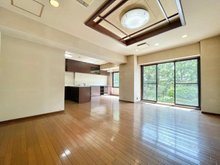 【居間・リビング】 | 高級感のある箱天井があり圧迫感のない空間です。