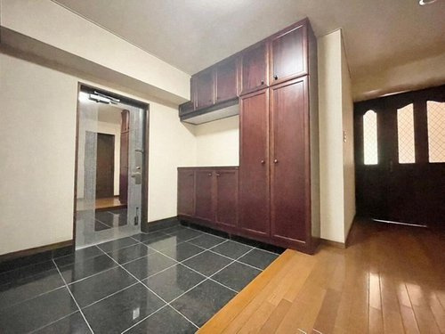 【玄関】 | 共用部からお部屋に入室すると居室・玄関の広さに驚き。まるで戸建て。