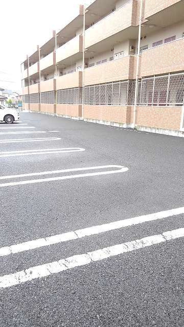 フランシーズコートAの駐車場|カースペースがあります
