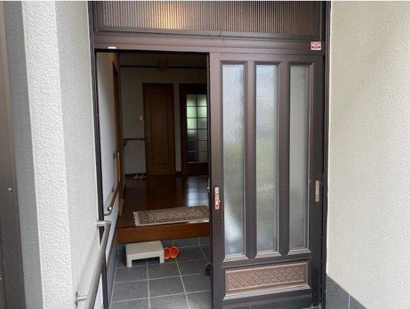 秦町　中古一戸建ての玄関|玄関ドア
■物件内覧・資金計画相談・住宅ローン相談、リフォーム相談、お問合せ受付中■
※当日・翌日のご内覧、ご相談はお電話でのお問合せがスムーズです！