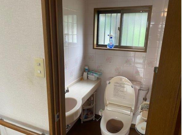 秦町　中古一戸建てのトイレ|温水洗浄便座
■物件内覧・資金計画相談・住宅ローン相談、リフォーム相談、お問合せ受付中■
※当日・翌日のご内覧、ご相談はお電話でのお問合せがスムーズです！