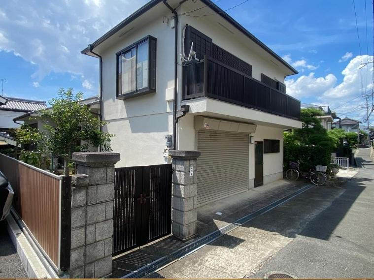 秦町　中古一戸建ての外観|新しい生活にいかがでしょうか？外観はお住まいの顔になります。こだわりたいポイントですね。外壁塗装や屋根塗装のご相談も承っております。
■現地内覧・資金計画相談・住宅ローン相談もお問合せ受付中■