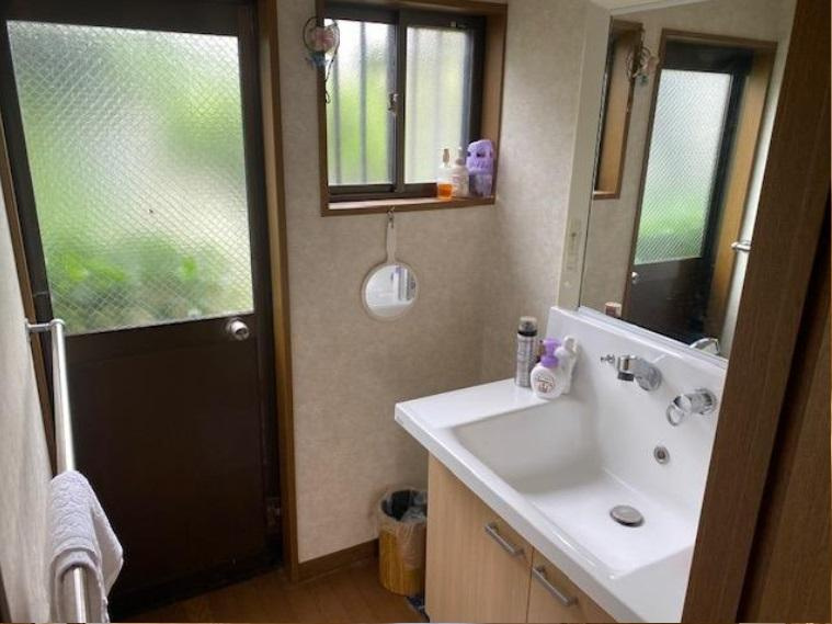 秦町　中古一戸建ての独立洗面台|洗面化粧台
■物件内覧・資金計画相談・住宅ローン相談、リフォーム相談、お問合せ受付中■
※当日・翌日のご内覧、ご相談はお電話でのお問合せがスムーズです！