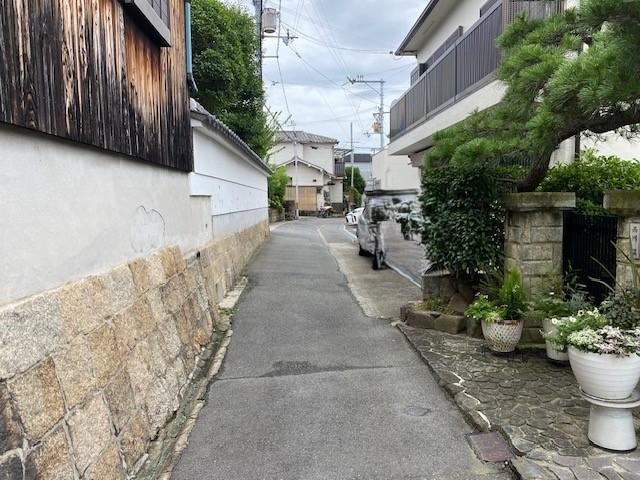 秦町　中古一戸建ての前面道路含む現地写真|前面道路含む現地写真　幅員3ｍ
■物件内覧・資金計画相談・住宅ローン相談、リフォーム相談、お問合せ受付中■
※当日・翌日のご内覧、ご相談はお電話でのお問合せがスムーズです！