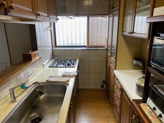 秦町　中古一戸建てのキッチン|システムキッチン　ビルトインコンロ
■物件内覧・資金計画相談・住宅ローン相談、リフォーム相談、お問合せ受付中■
※当日・翌日のご内覧、ご相談はお電話でのお問合せがスムーズです！