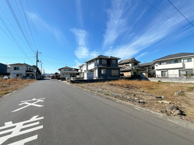 深谷市小前田　建築条件無し売地の前面道路含む現地写真
