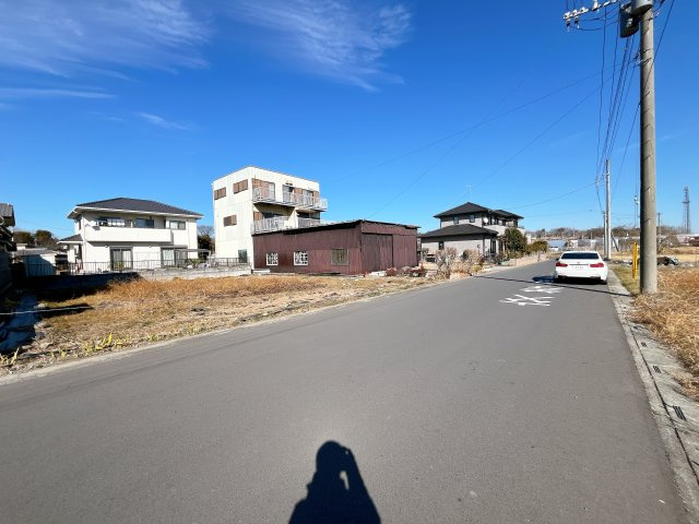 深谷市小前田　建築条件無し売地の前面道路含む現地写真