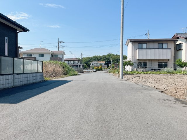 深谷市小前田　建築条件無し売地の前面道路含む現地写真