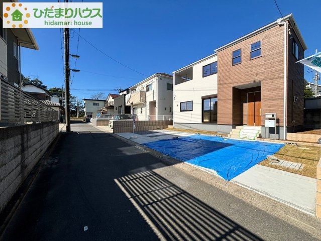蓮田市黒浜　第6　新築一戸建て　リーブルガーデン　01の前面道路含む現地写真|窓が多く、
南向きなので陽当りばっちりです☆