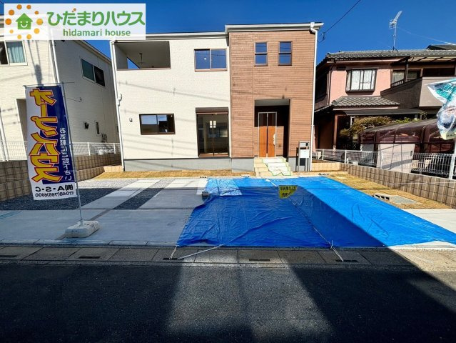 蓮田市黒浜　第6　新築一戸建て　リーブルガーデン　01の駐車場|急な来客時にも安心な、並列駐車2台まで可能です(^^♪。										
