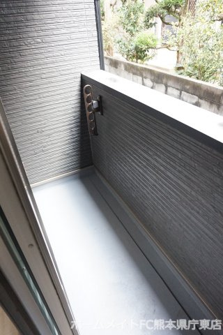 熊本市南区出仲間５丁目のアパートのバルコニー