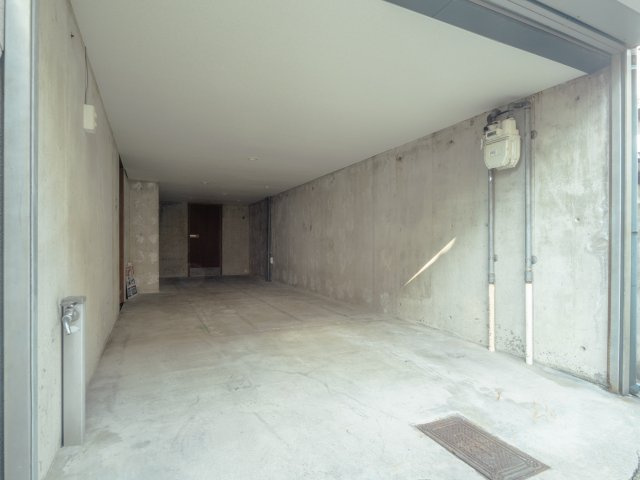 京都市右京区太秦袴田町の一戸建ての駐車場|コンクリート打ちっぱなしです