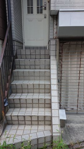 京都市右京区太秦袴田町の一戸建てのエントランス