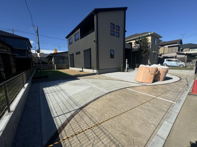 新築　前橋市南町3期　GRAFARE　1号棟の駐車場|現地写真　駐車スペースは並列2台分可能です！					
