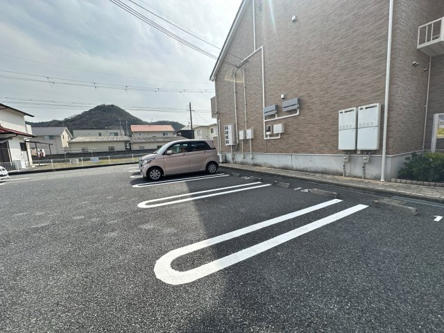 シャンティ・アイ　弐番館の駐車場