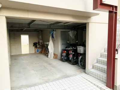 【駐車場】 | ■200万円値下げしました■専属物件■高槻市大塚町2丁目 | ■広々した駐車場です（自動車はもちろんのことバイクや自転車など雨にぬれずに余裕で止められます）