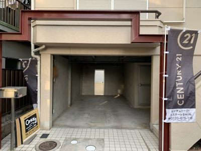 【駐車場】 | ■200万円値下げしました■専属物件■高槻市大塚町2丁目 | ■広々した駐車場です（自動車はもちろんのことバイクや自転車など雨にぬれずに余裕で止められます）
