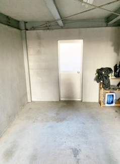 【駐車場】 | ■200万円値下げしました■専属物件■高槻市大塚町2丁目 | ■広々した駐車場です（自動車はもちろんのことバイクや自転車など雨にぬれずに余裕で止められます）