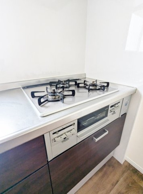 【キッチン】 | ■200万円値下げしました■専属物件■高槻市大塚町2丁目 | ■裏側に建物がないので明るいキッチンにはシステムキッチン■ガラストップコンロ