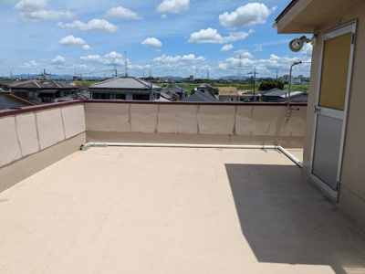 【バルコニー】 | ■200万円値下げしました■専属物件■高槻市大塚町2丁目 | ■陽あたり・眺望の良い広々した屋上があります（水都くらわんか花火大会も特等席で見られますよ。今年は9月15日開催）
■両面道路■鉄骨造3階建