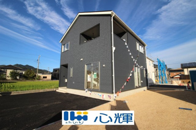 【外観】 | クレイドルガーデン防府市国衙　第2（1号棟） | 明るい日差しが差し込む現地。車もゆったり駐めることができます。ぜひ現地をご覧ください。
