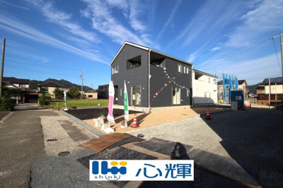 【前面道路含む現地写真】 | クレイドルガーデン防府市国衙　第2（1号棟） | 現地(2024年10月30日撮影)
明るい日差しが差し込む現地。車もゆったり駐めることが出来ます。ぜひ現地をご覧下さい。
