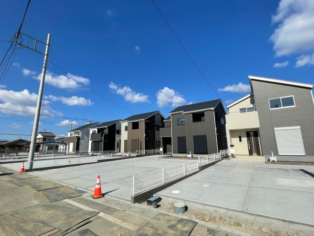 第3吉井町本郷（全10棟）5号棟の前面道路含む現地写真