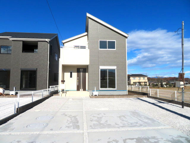 第3吉井町本郷（全10棟）5号棟の外観|隣地との距離も保ちながらも綺麗な街並みに溶け込みました！
駐車スペースやお庭も十分に確保しています！