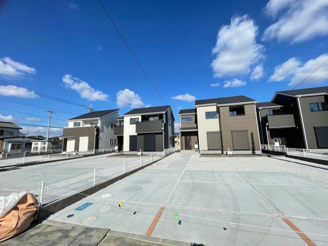 第3吉井町本郷（全10棟）5号棟の前面道路含む現地写真