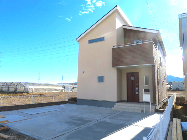 第3吉井町本郷（全10棟）6号棟の外観|隣地との距離も保ちながらも綺麗な街並みに溶け込みました！ 駐車スペースやお庭も十分に確保しています！