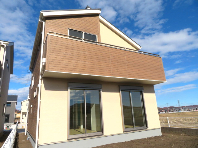 第3吉井町本郷（全10棟）6号棟の外観|隣地との距離も保ちながらも綺麗な街並みに溶け込みました！ 駐車スペースやお庭も十分に確保しています！