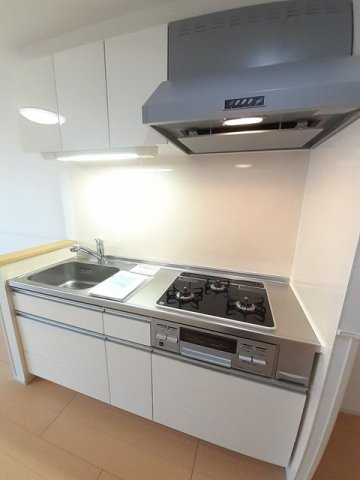 ＯＳＡＮＰＯ上津のキッチン|3口コンロ・グリル付のシステムキッチンです♪