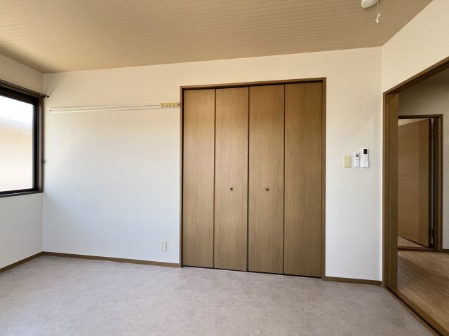 ハイカムールあすかBの内装|北6.75帖洋室　クローゼット
