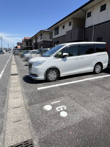 ハイカムールあすかBの駐車場