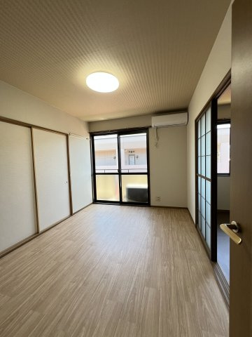 ハイカムールあすかBの居間・リビング|６帖洋室