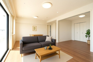 【居間・リビング】 | 【上質リノベ】井口台パークヒルズ壱番館 | 【約16.9帖LDK】
デザインリフォームされた室内は
良い雰囲気になっております。
リノベーションで付加価値をプラスし、
ただの『住まい』ではなく『癒しのある空間』
に仕上がっております♪