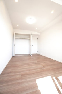 【洋室】 | 【上質リノベ】井口台パークヒルズ壱番館 | 【洋室約5.8帖】
どんな家具や敷物でも部屋に馴染みやすく、
コーディネートがし易そうですね。
配置も柔軟に対応できるので身の回りの整理もし易い！
自分好みの空間に出来そうですね！