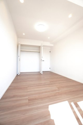 【洋室】 | 【上質リノベ】井口台パークヒルズ壱番館 | 【洋室約5.8帖】
どんな家具や敷物でも部屋に馴染みやすく、
コーディネートがし易そうですね。
配置も柔軟に対応できるので身の回りの整理もし易い！
自分好みの空間に出来そうですね！