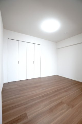 【洋室】 | 【上質リノベ】井口台パークヒルズ壱番館 | 【洋室約4.5帖】
居室にはクローゼットを完備。
自由度の高い家具の配置が叶うシンプルな空間です。
お子様の成長と人数と共に必要になる
子供部屋にもぴったりの間取りですね。