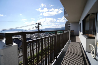 【バルコニー】 | 【上質リノベ】井口台パークヒルズ壱番館 | 【バルコニー】
リビング全面が接するワイドバルコニー。
前面の建物が邪魔することなくよく陽が当たり、お洗濯物もすぐ乾きそう！
この位の広さがあると、エアコン室外機を置いても十分なスペースを保てます。