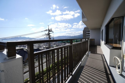 【バルコニー】 | 【上質リノベ】井口台パークヒルズ壱番館 | 【バルコニー】
リビング全面が接するワイドバルコニー。
前面の建物が邪魔することなくよく陽が当たり、お洗濯物もすぐ乾きそう！
この位の広さがあると、エアコン室外機を置いても十分なスペースを保てます。